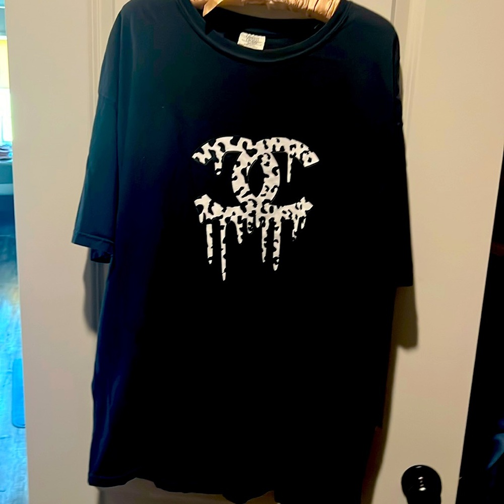 Women’s boutique- oversized black T-shirt